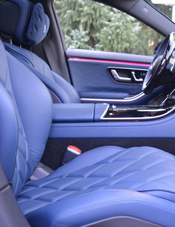Wnętrze auta Mercedes Maybach wygodny transfer lotniskowy Gdańsk