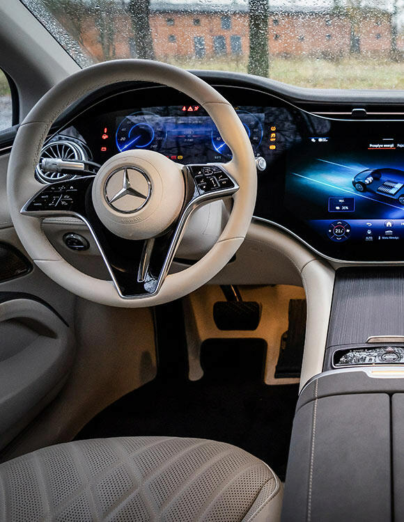 Nowoczesne wnętrze Mercedesa EQS z cyfrowym kokpitem i skórzaną tapicerką – luksusowy wybór na transfery lotniskowe Katowice.