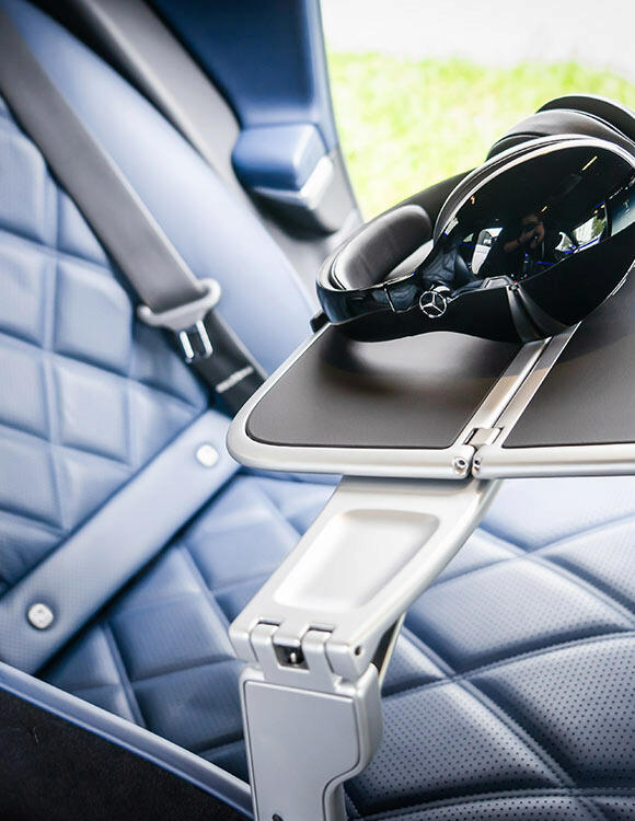 Wnętrze auta Mercedes Maybach, skórzane fotele, słuchawki dla pasażera