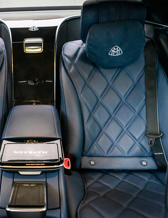 Wnętrze auta Mercedes Maybach wygodny transfer lotniskowy Wrocław