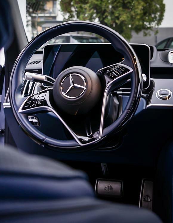 Wnętrze Mercedes Maybach – widok na kokpit kierowcy i kierownicę
